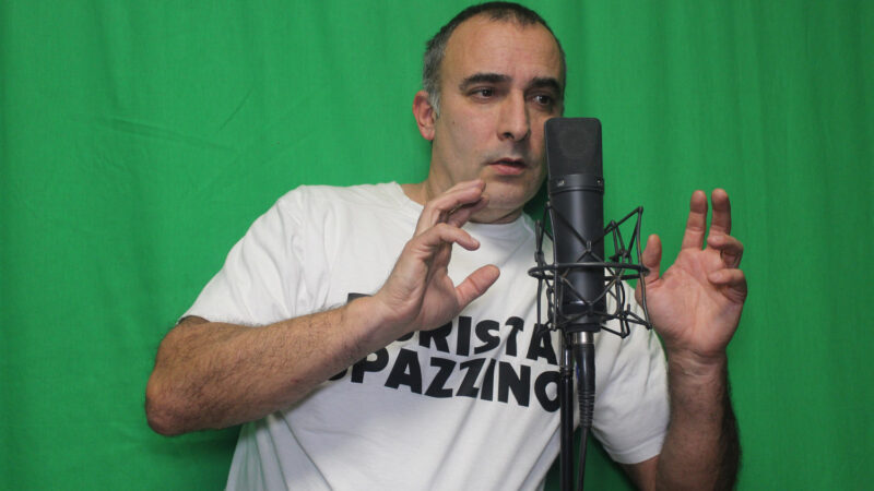 Simone Riva mentre canta No to Violence