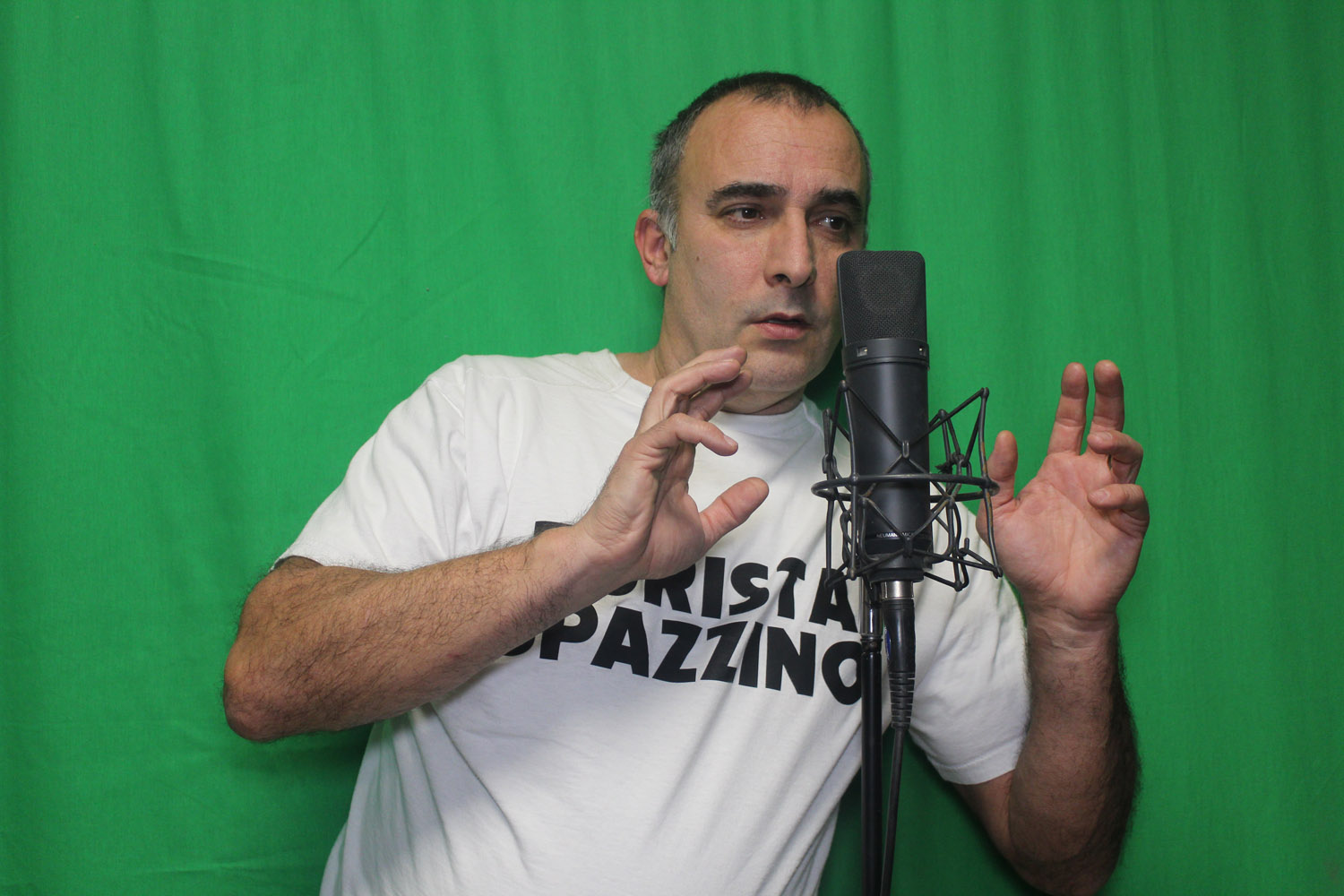 Con il brano “No to violence”, della durata di un secondo, Simone Riva scende sotto il record stabilito dai Napalm Death con “You Suffer”