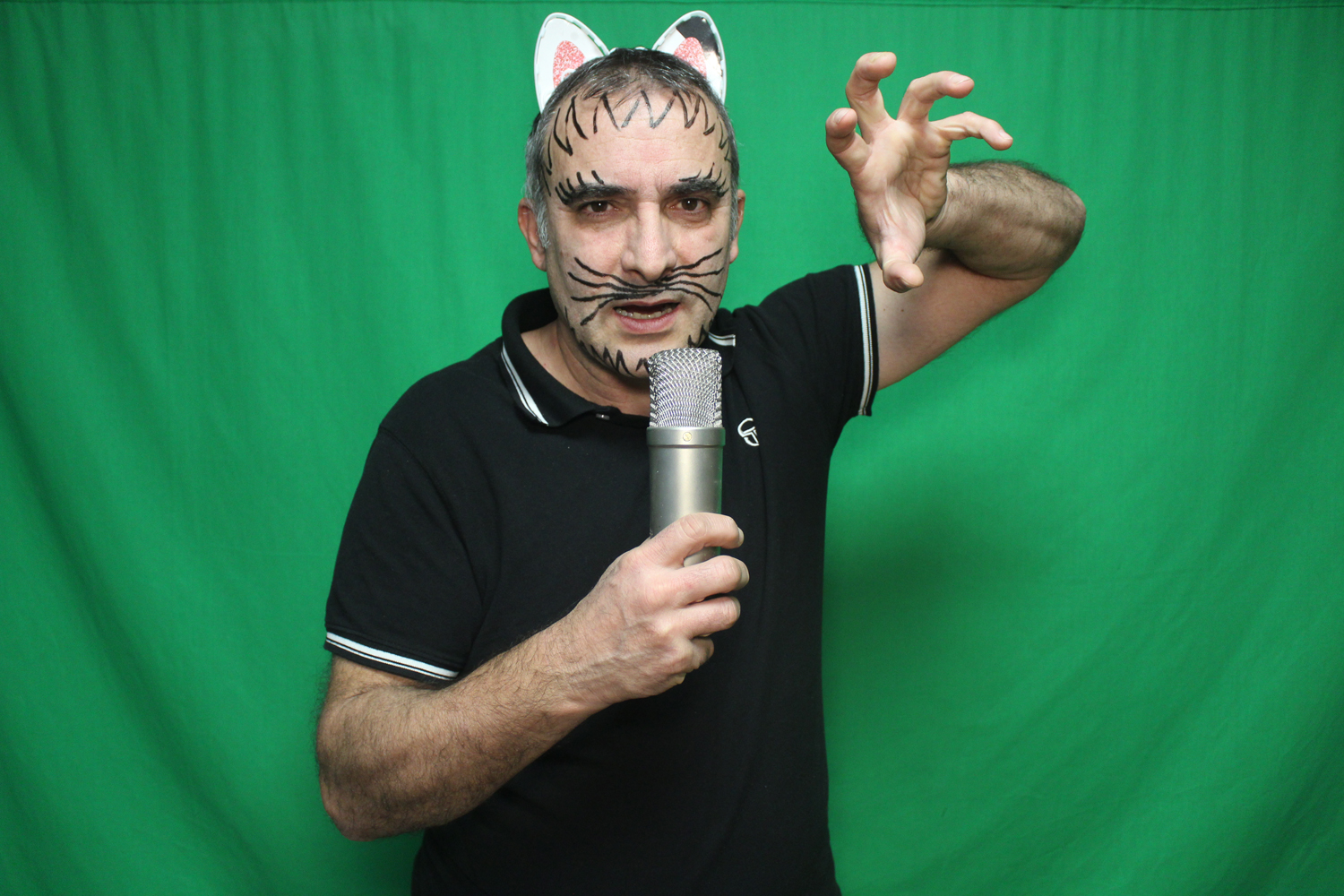 Simone Riva, alias “Turista Spazzino”, incide “Miagolandia”. La canzone è dedicata ai gatti trovatelli e al prezioso lavoro dell’omonima Onlus di Mediglia (Milano)